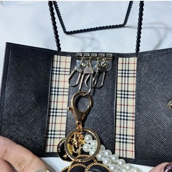 Burberry Black and Cream Key Holder - Picture 2 of 15